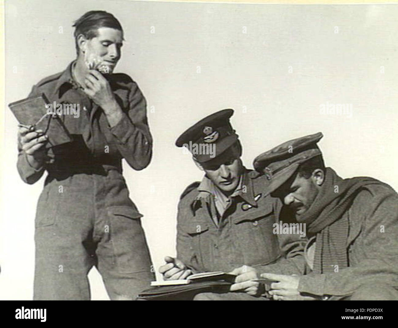 1 11 Squadron RAF equipaggio Western Desert Nov 1941 AWM 010743 Foto Stock