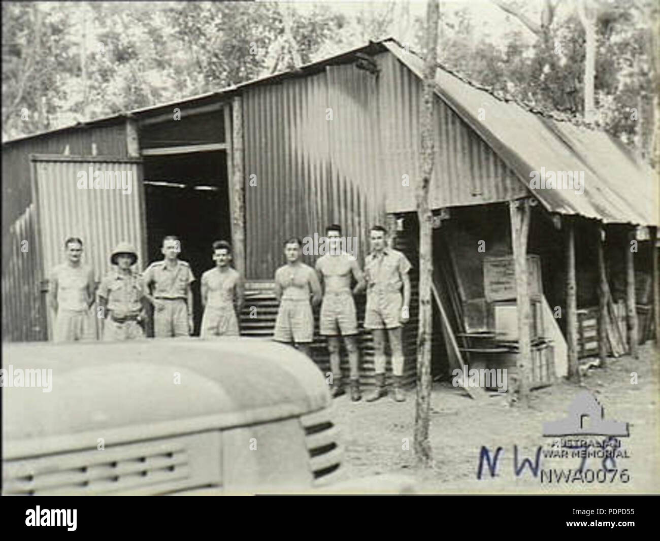 2 13 Squadron RAAF personale memorizza Hughes NT Feb 1943 AWM NWA0076 Foto Stock