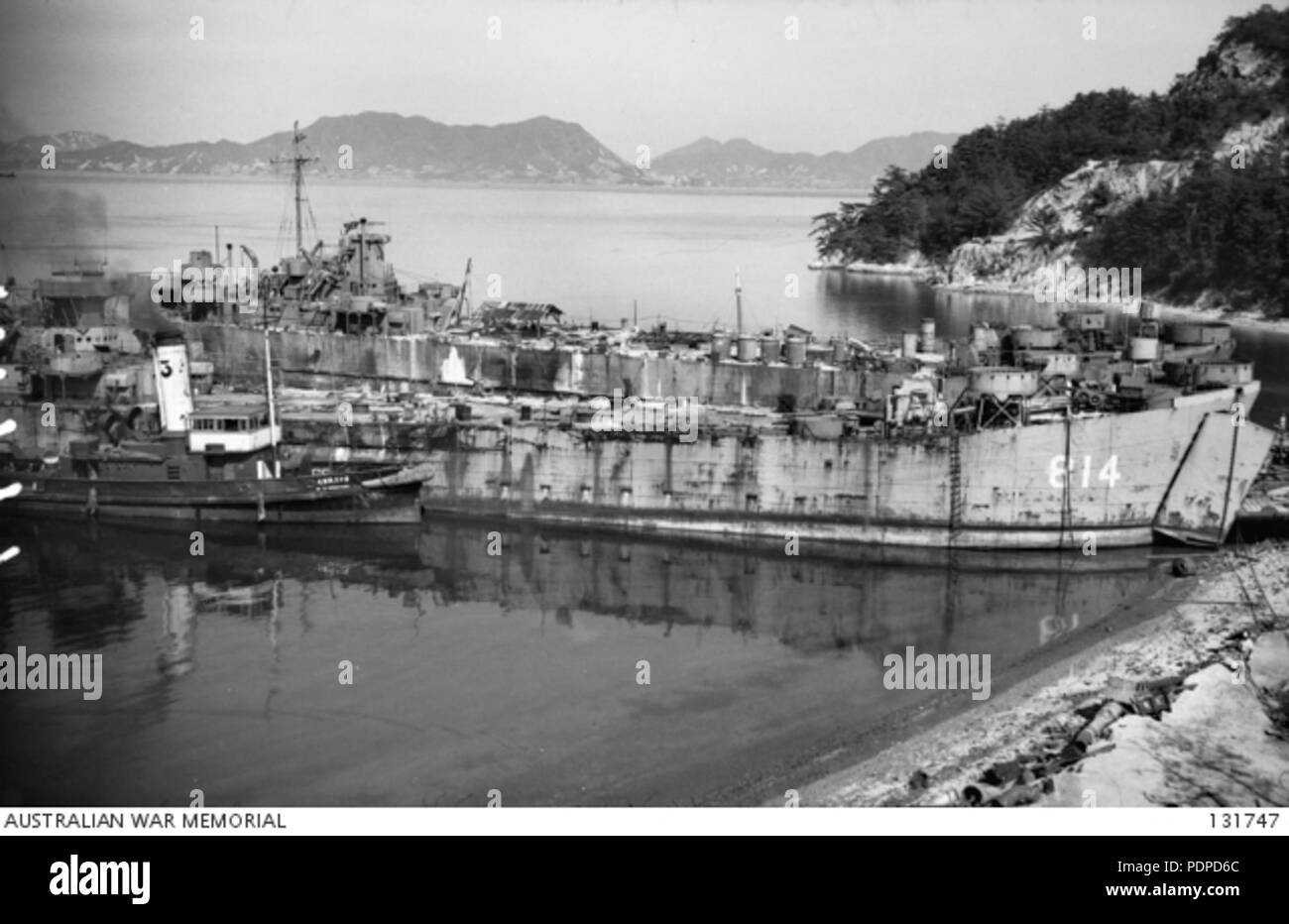 2 131747 CDECOMMISSIONED NAVE SBARCO, serbatoio (LST) 814 (in primo piano) è stata caricata con 85 TONNELLATE DI LIQUIDO VESICANT Foto Stock