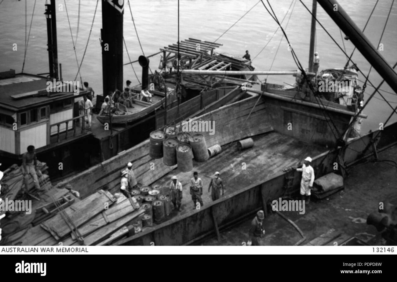 2 132146 VESICANT CARICO DI CONTENITORI IN PARTITE DI SEI da uno degli accendini in legno ormeggiata lungo la nave SHINTONMARU Foto Stock 2 132146 VESICANT CARICO DI CONTENITORI IN PARTITE DI SEI da uno degli accendini in legno ormeggiata lungo la nave SHINTONMARU Foto Stock