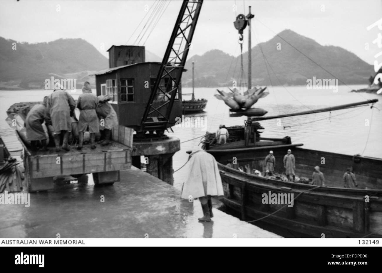 2 132149 lo scarico da un motore carrello a sud del molo, questi 60 KG gas mostarda le bombe saranno trasferiti alla nave SHINTONMARU Foto Stock 2 132149 lo scarico da un motore carrello a sud del molo, questi 60 KG gas mostarda le bombe saranno trasferiti alla nave SHINTONMARU Foto Stock