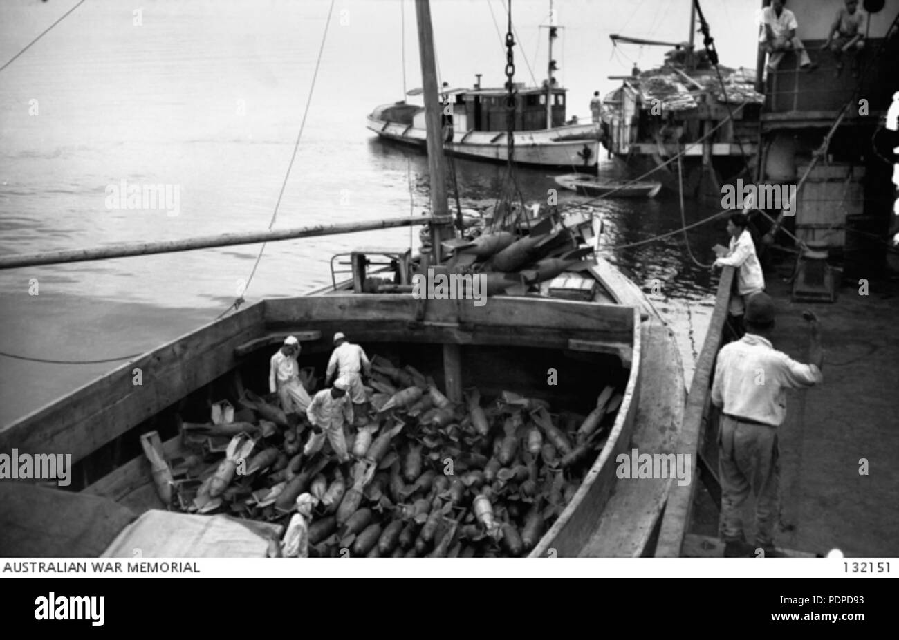 2 60 132151 kg gas mostarda bombe, meno i detonatori ma ancora con loro BURSTER CARICHE DI ACIDO PICRICO IN LUOGO DI ESSERE TRASFERITO ALLA NAVE SHINTONMARU Foto Stock 2 60 132151 kg gas mostarda bombe, meno i detonatori ma ancora con loro BURSTER CARICHE DI ACIDO PICRICO IN LUOGO DI ESSERE TRASFERITO ALLA NAVE SHINTONMARU Foto Stock