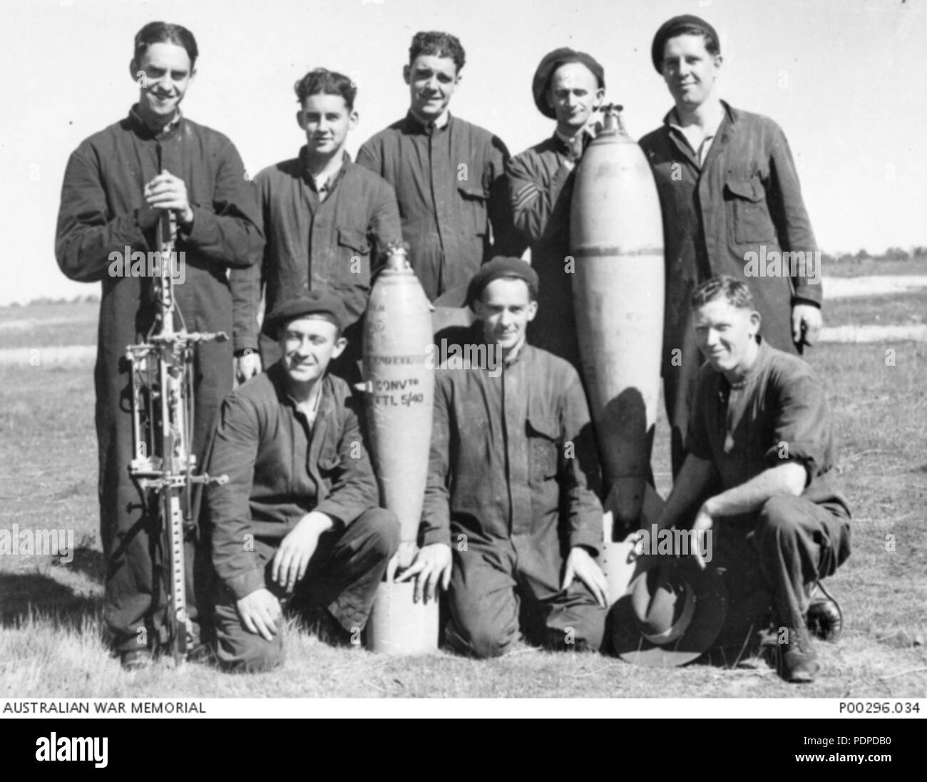 2 14 Squadron RAAF Gli armaioli Pearce WA AWM P00296.034 Foto Stock