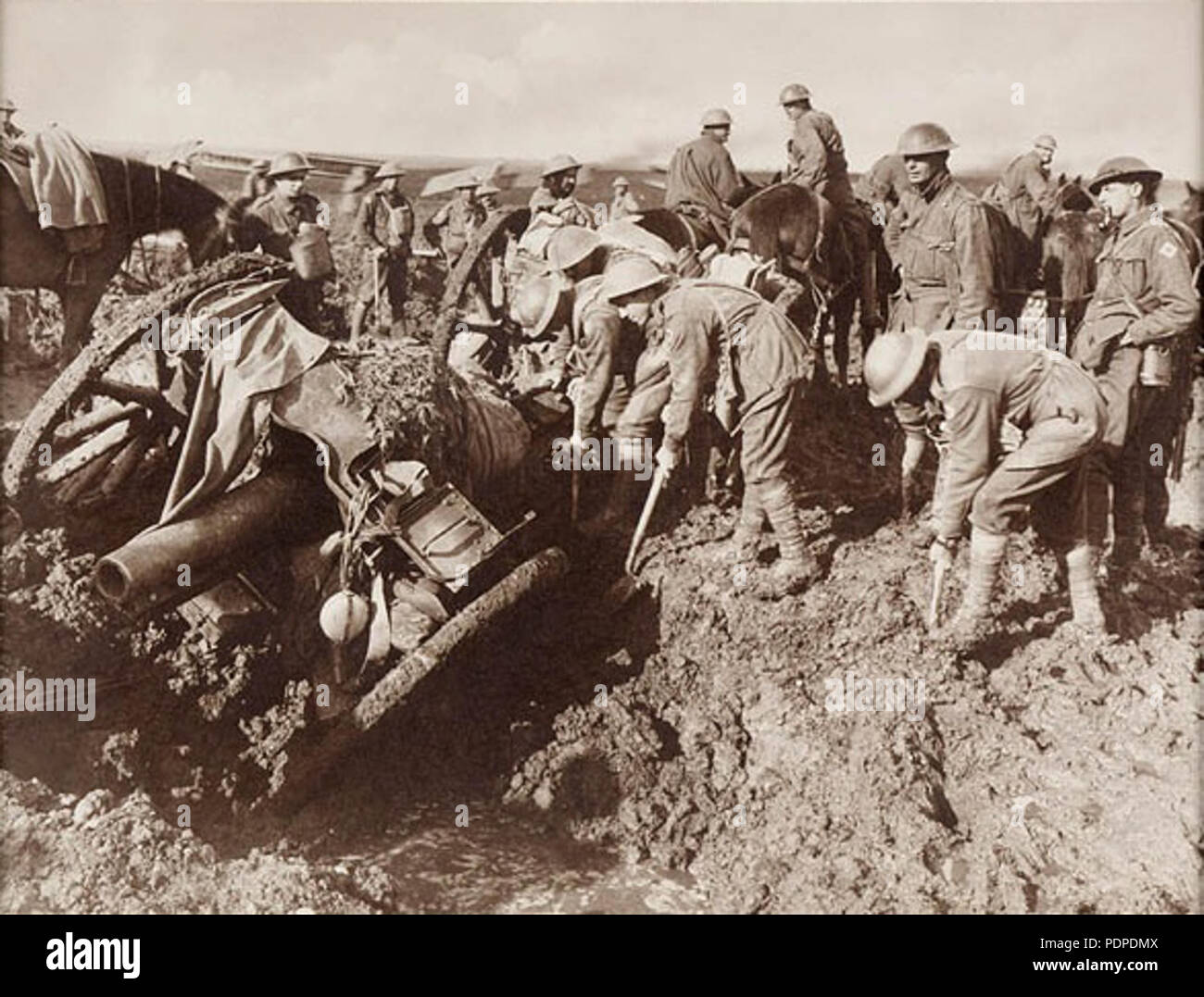 4 1° Divisione pionieri scavare obice 1917 2867494012 Flickr 523DE879D3 o Foto Stock