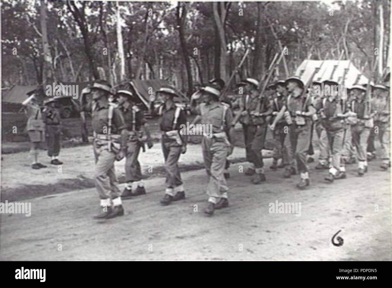 4 2 xi Commando Squadron marzo passato Feb 1945 Foto Stock