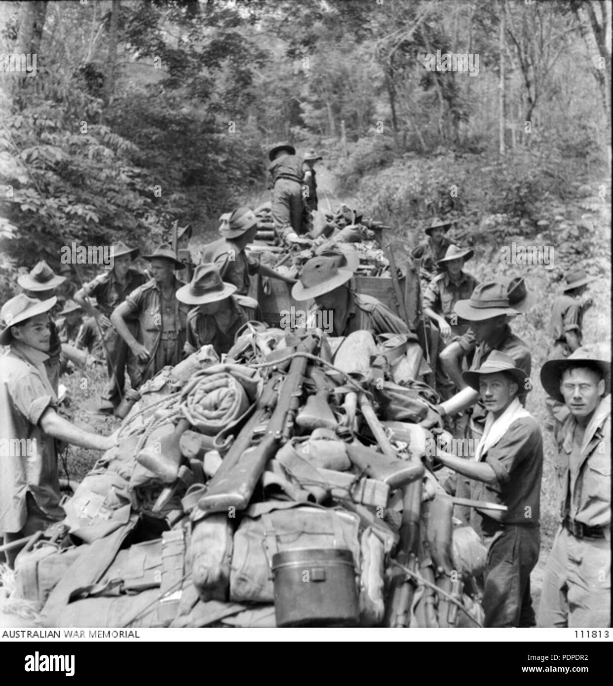 5 2-32° battaglione di fanteria, scarica carrelli ferroviari trainato da una Jeep equipaggiati con ruote speciali Foto Stock