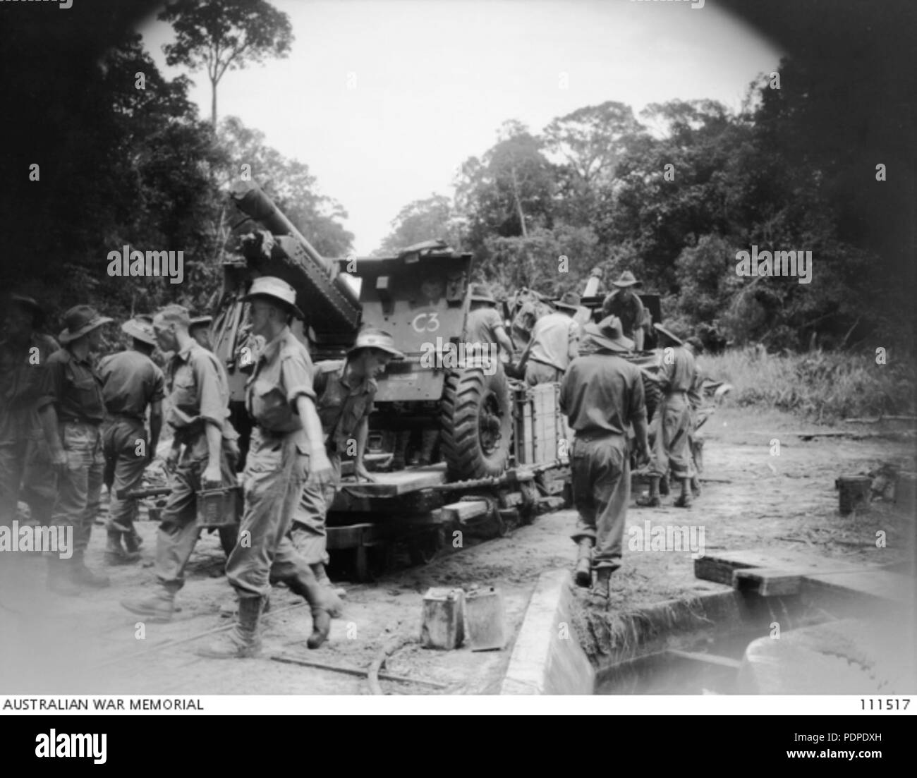 5 25 pounder gun su la seria di linea ferroviaria nel Borneo (AWM 111517) Foto Stock