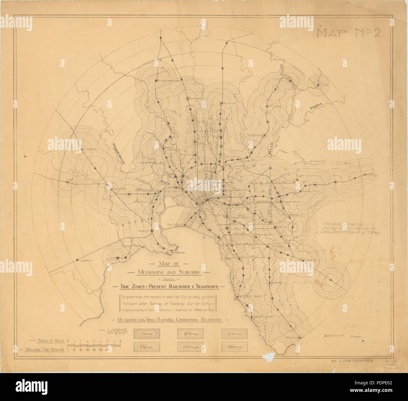 83 Mappa di Melbourne e sobborghi che mostra le zone di tempo-presente ferrovie &AMP; tramvie Foto Stock