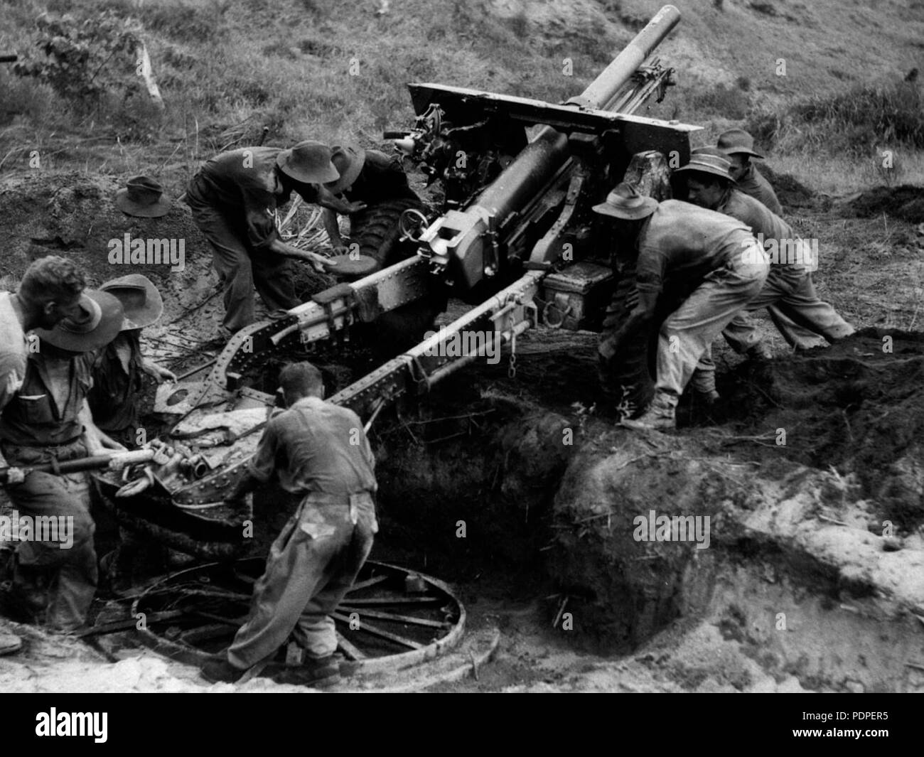 16 Aust 2-3 Artiglieria di campo 25 pdr Wewak 1945 Foto Stock