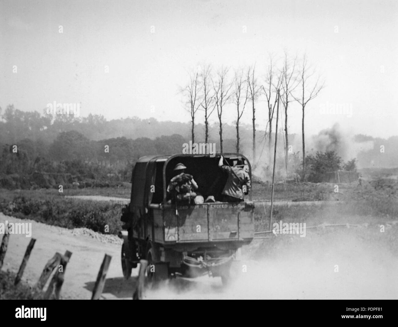 18 militari australiani carrello viaggia a Hill 63 durante un attacco su ANZAC BATTERIE DI MESSINES (AWM E00649) Foto Stock