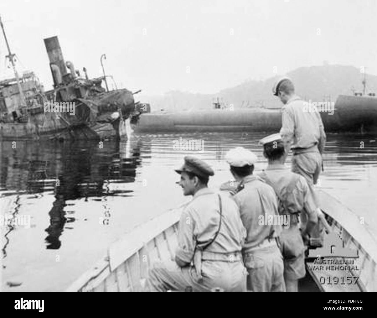 18 marinai australiano di ispezione di navi disastrate a Yokosuka Settembre 1945 Foto Stock