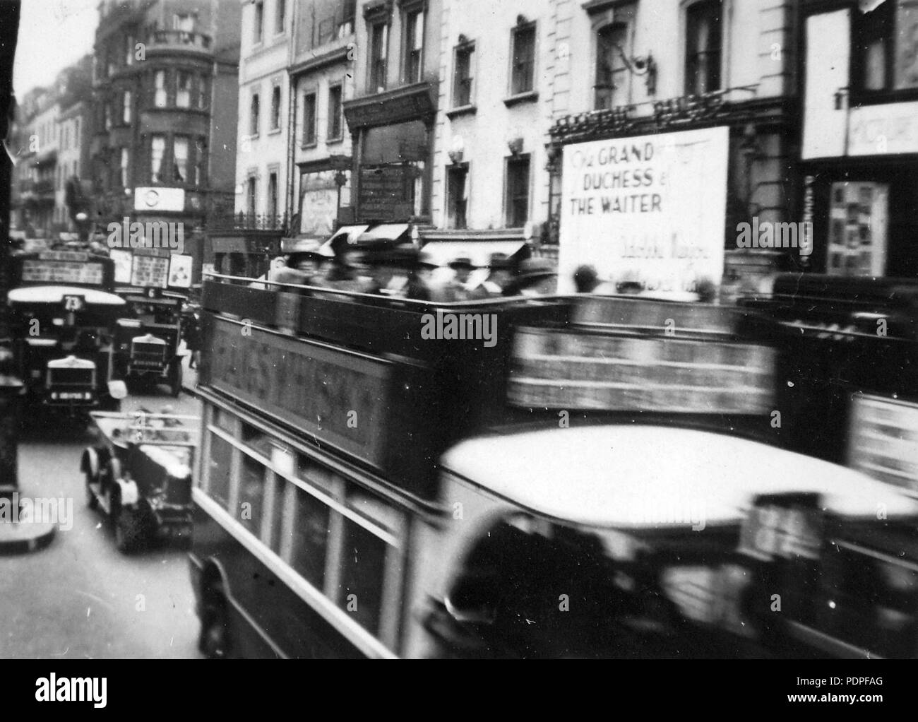 6 Oxford Street a Marble Arch közelében. Un képen látható épületek helyén ma a Thistle Marble Arch szálloda található. Fortepan 14260 Foto Stock