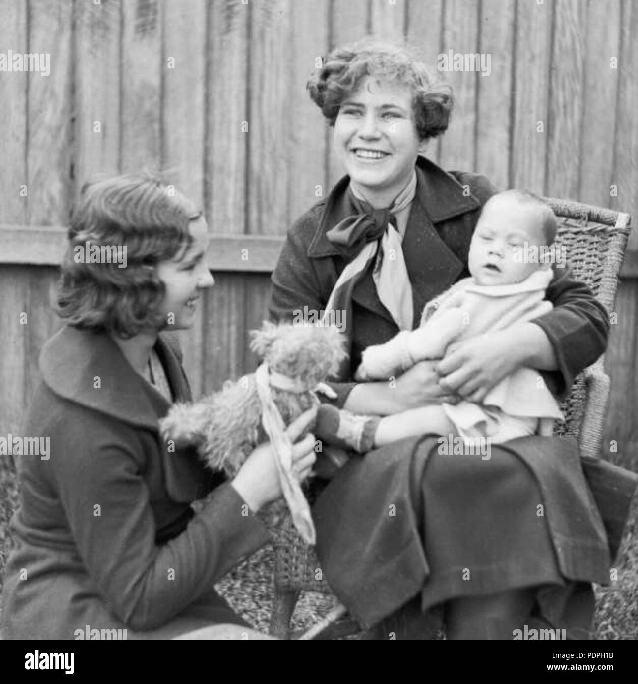 34 Clare Dennis con la famiglia 1932 Foto Stock