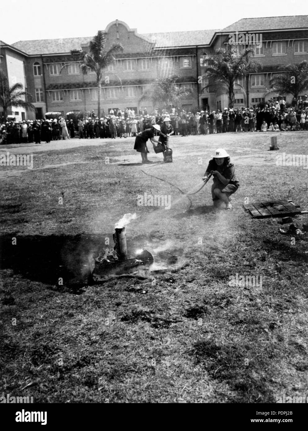 45 Lotta antincendio visualizzatore esterno Milton scuola statale circa 1942 Foto Stock