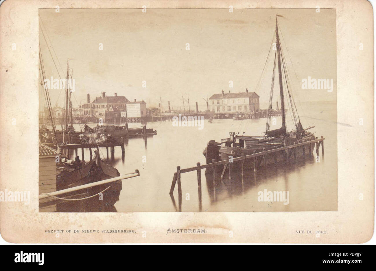 142 Gezicht-op-de-nieuwe-stadsherberg-het-uitzicht-vanaf-hoek-damrak Foto Stock