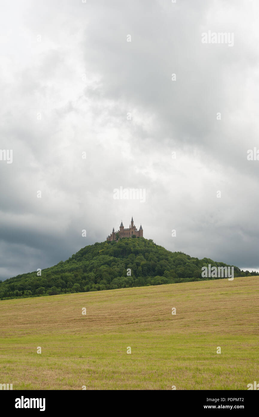 06.06.2017, Hechingen, Baden-Wuerttemberg, Germania, Europa - Una vista di Hohenzollern Castello che si trova sulla montagna di Hohenzollern. Foto Stock