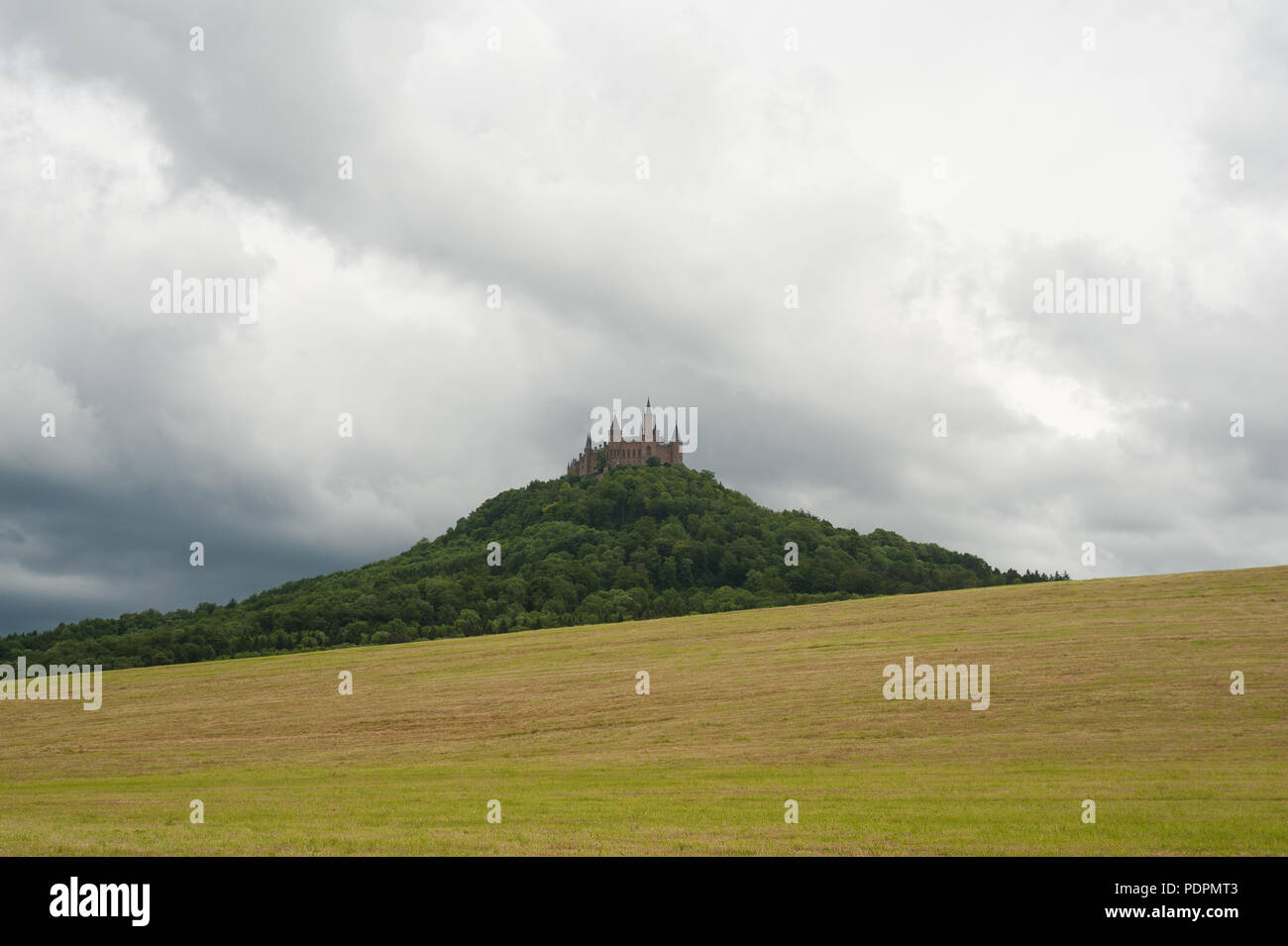 06.06.2017, Hechingen, Baden-Wuerttemberg, Germania, Europa - Una vista di Hohenzollern Castello che si trova sulla montagna di Hohenzollern. Foto Stock