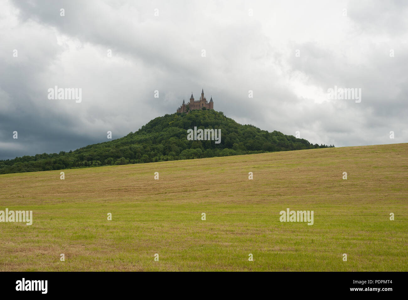 06.06.2017, Hechingen, Baden-Wuerttemberg, Germania, Europa - Una vista di Hohenzollern Castello che si trova sulla montagna di Hohenzollern. Foto Stock