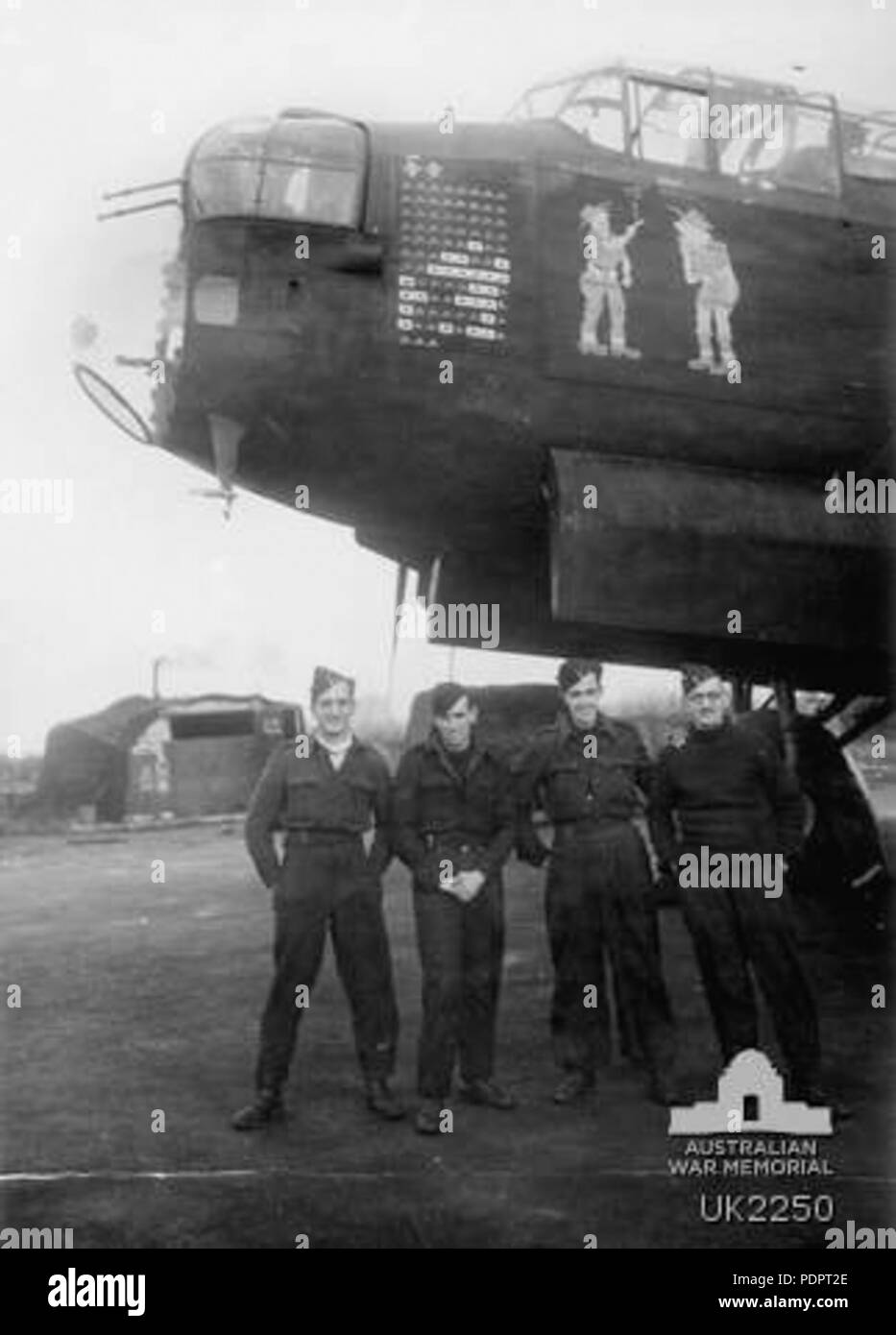 7 463 Squadrone RAAF Lancaster e il personale a terra Waddington Dec 1944 UK AWM2250 Foto Stock