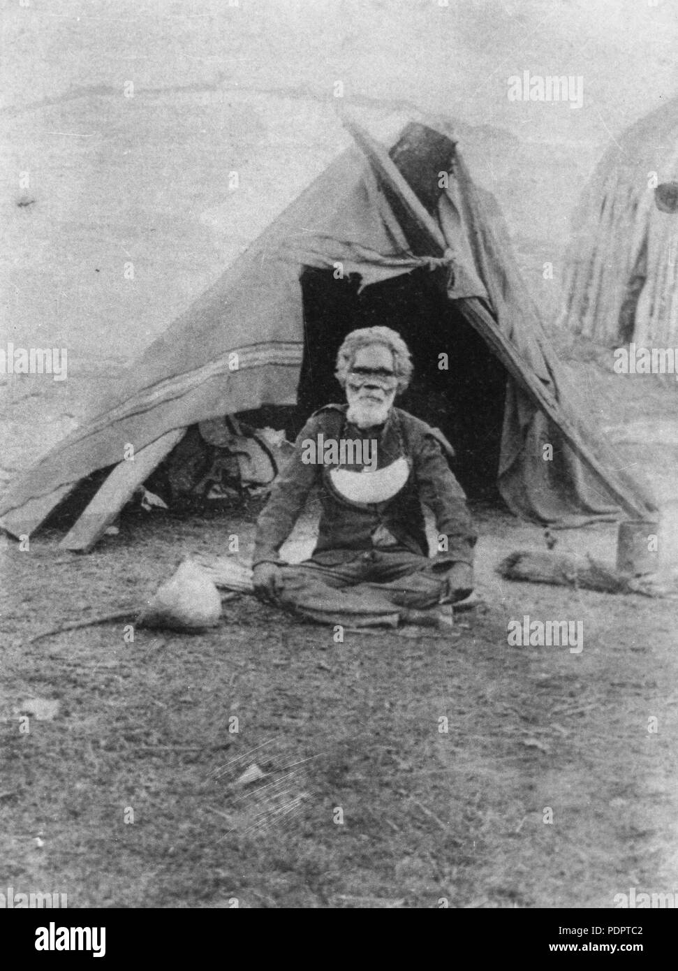 9 uomo aborigena, Bilin Bilin, seduti al di fuori di una tenda alla Deebing Creek missione aborigena, ca. 1900 Foto Stock