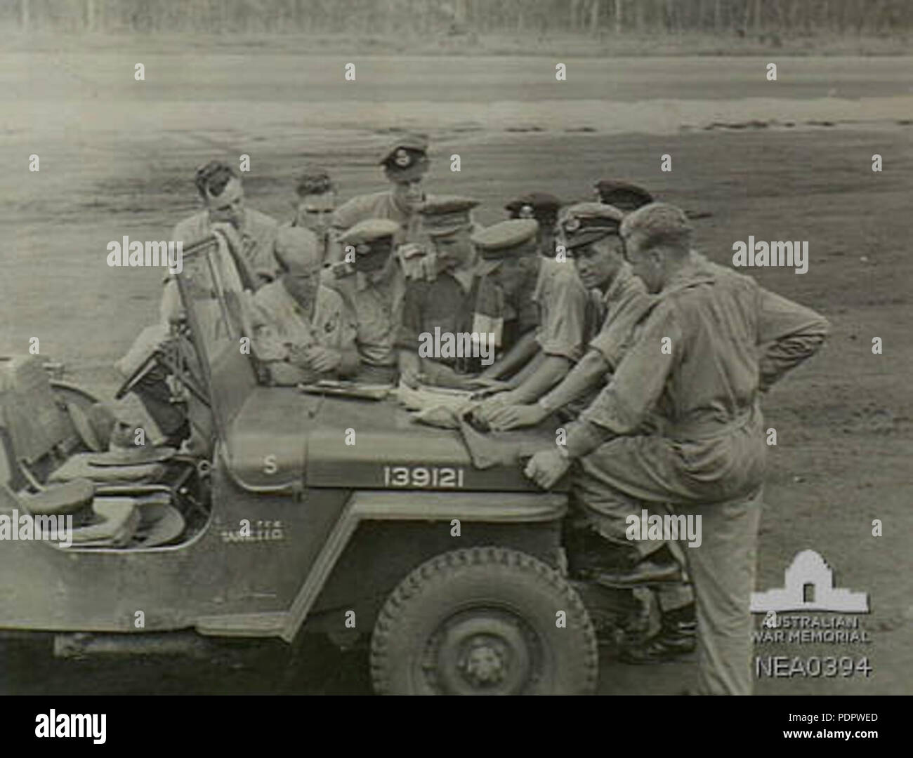 14 Esercito e RAAF personale di Mareeba Aeroporto Marzo 1944 AWM NEA0394 Foto Stock