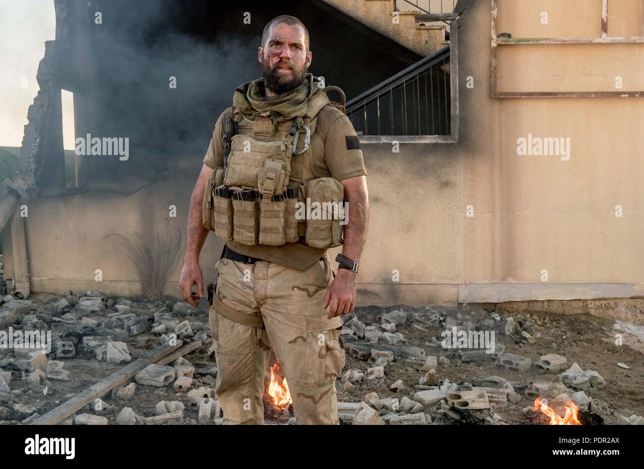 Data di rilascio: Aprile 21, 2017 Titolo: castello di sabbia STUDIO: Netflix direttore: Fernando Coimbra trama: La storia segue un giovane soldato e la sua introduzione nel 2003 invasione dell'Iraq. Basato su eventi realmente accaduti, essa testimonia la distruzione, e gli orrori della guerra. STARRING: Nicholas Hoult, Logan Marshall-Green, Henry Cavill. (Credito Immagine: © Netflix Intrattenimento/foto) Foto Stock