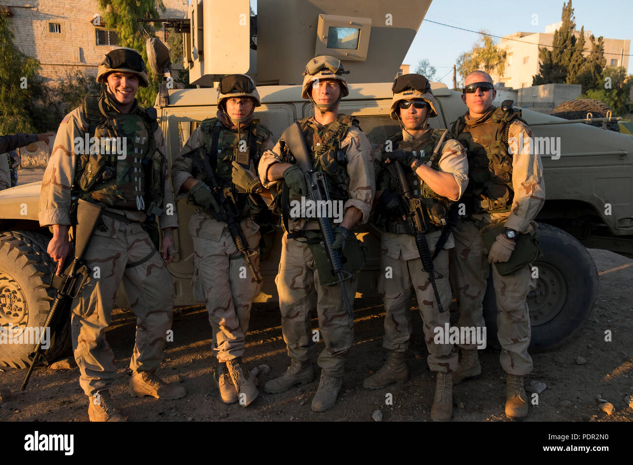 Data di rilascio: Aprile 21, 2017 Titolo: castello di sabbia STUDIO: Netflix direttore: Fernando Coimbra trama: La storia segue un giovane soldato e la sua introduzione nel 2003 invasione dell'Iraq. Basato su eventi realmente accaduti, essa testimonia la distruzione, e gli orrori della guerra. STARRING: Nicholas Hoult, Logan Marshall-Green, Henry Cavill. (Credito Immagine: © Netflix Intrattenimento/foto) Foto Stock