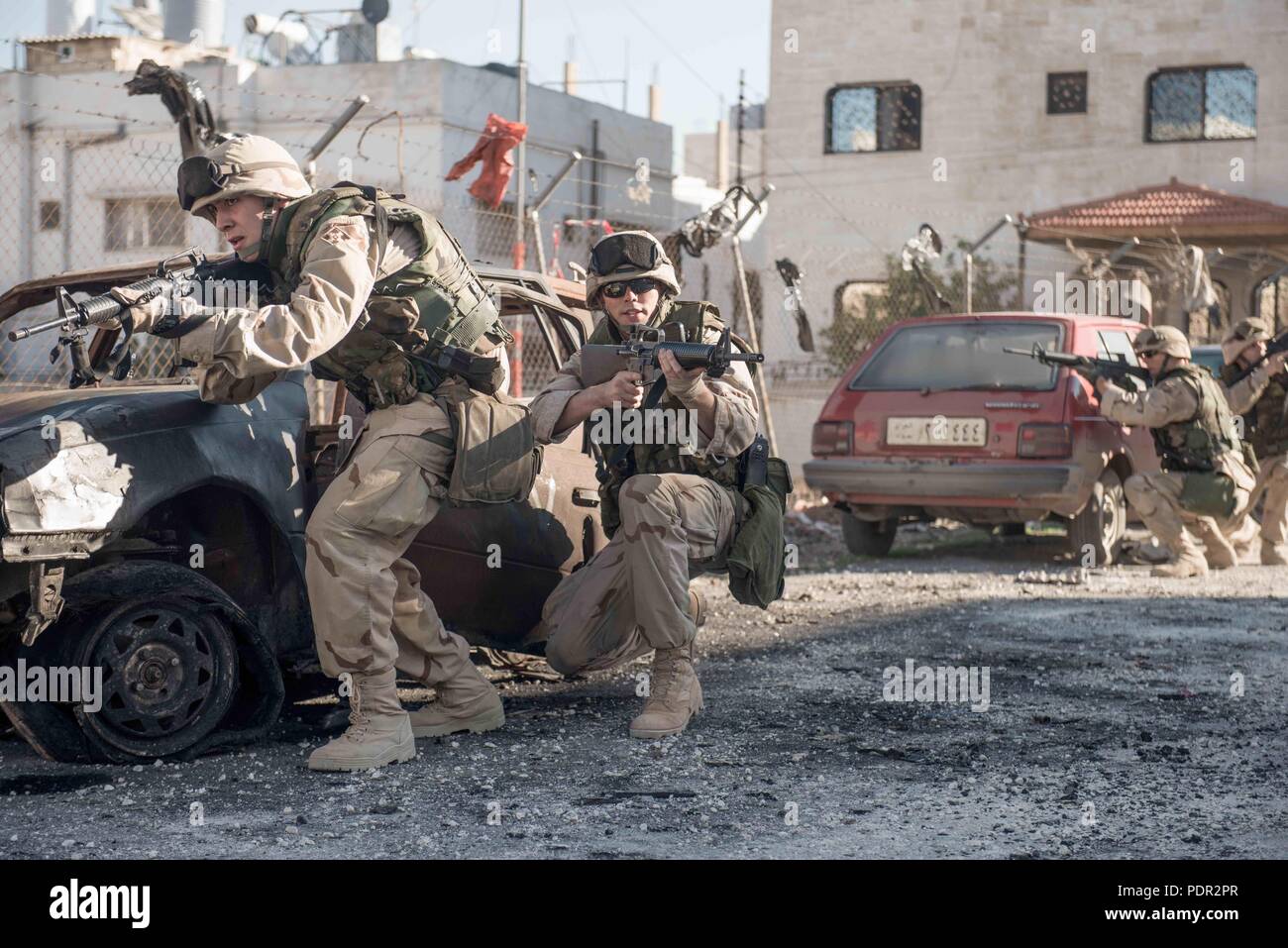 Data di rilascio: Aprile 21, 2017 Titolo: castello di sabbia STUDIO: Netflix direttore: Fernando Coimbra trama: La storia segue un giovane soldato e la sua introduzione nel 2003 invasione dell'Iraq. Basato su eventi realmente accaduti, essa testimonia la distruzione, e gli orrori della guerra. STARRING: Nicholas Hoult, Logan Marshall-Green, Henry Cavill. (Credito Immagine: © Netflix Intrattenimento/foto) Foto Stock