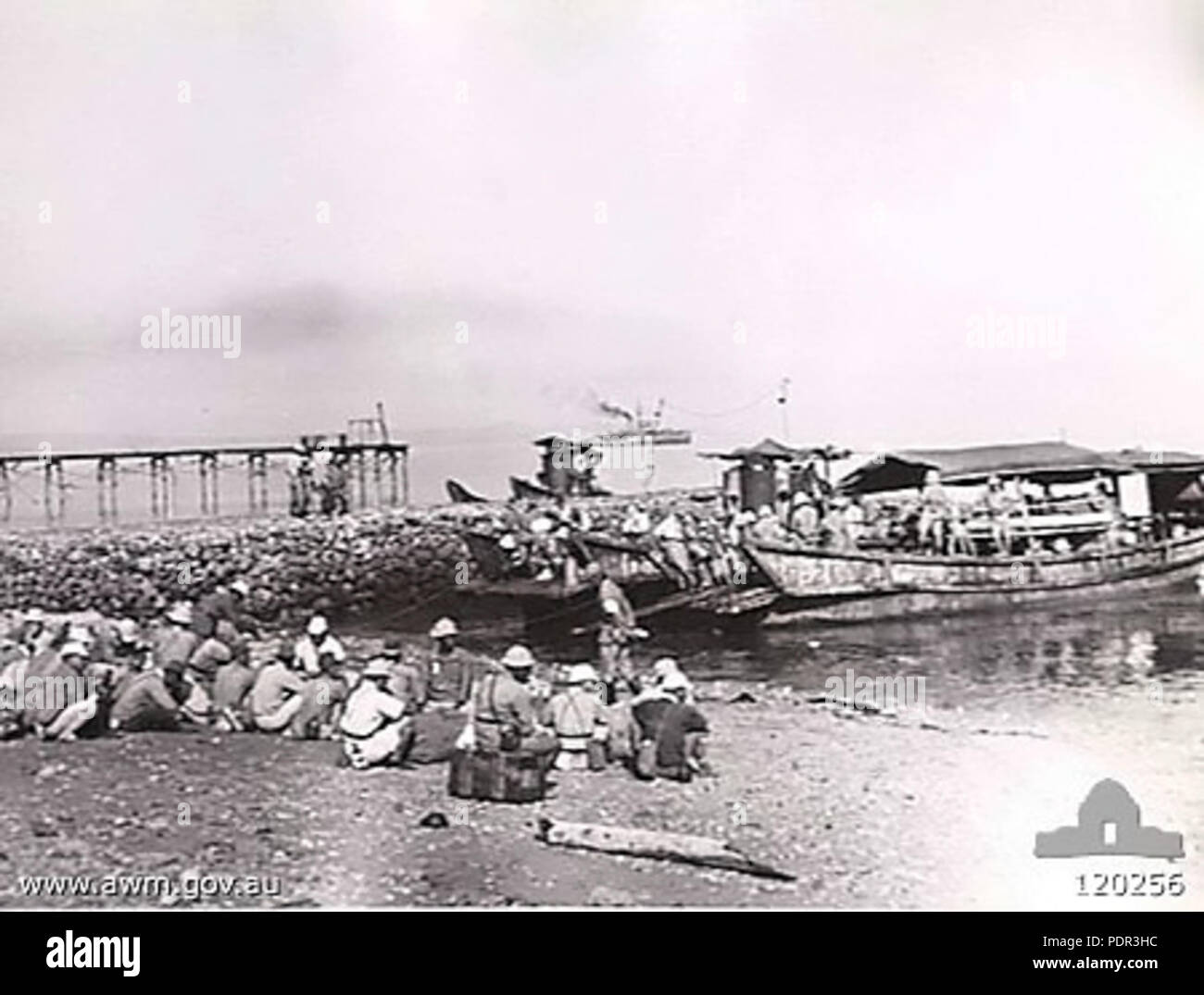 70 prigionieri giapponese di lasciare Koepang Foto Stock