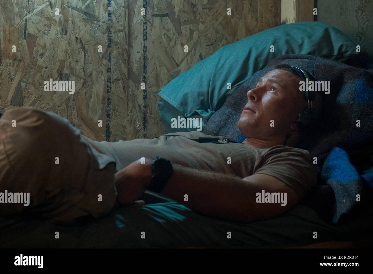 Data di rilascio: Aprile 21, 2017 Titolo: castello di sabbia STUDIO: Netflix direttore: Fernando Coimbra trama: La storia segue un giovane soldato e la sua introduzione nel 2003 invasione dell'Iraq. Basato su eventi realmente accaduti, essa testimonia la distruzione, e gli orrori della guerra. STARRING: Nicholas Hoult, Logan Marshall-Green, Henry Cavill. (Credito Immagine: © Netflix Intrattenimento/foto) Foto Stock