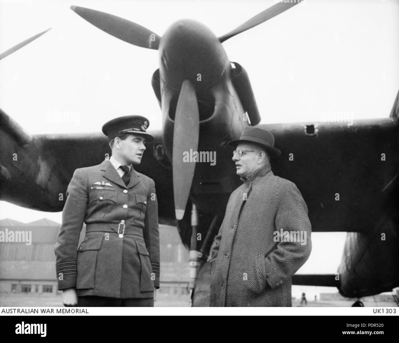 87 Il sig. John Curtin, Primo Ministro dell'Australia, parlando al gruppo capitano Hughie ho Edwards VC DSO DFC Foto Stock