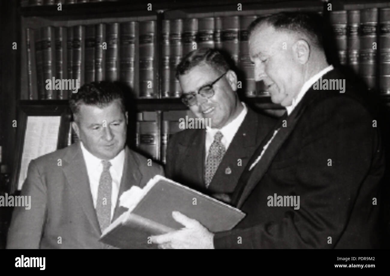 93 Alla vigilia del giugno 1957 split, lavoro di nuovo vice leader Dr Felix Dittmer (sinistra) con il nuovo leader Duggan Jack (centro) e l'altoparlante " Johnno' Mann Foto Stock