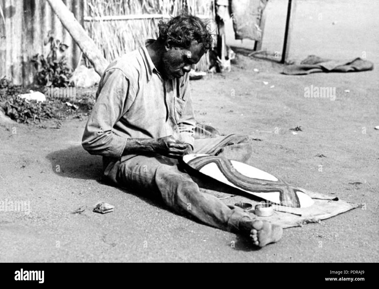 101 Queensland Archivi di Stato 1366 nativo di una preparazione per una danza di guerra a Palm Island c 1935 Foto Stock