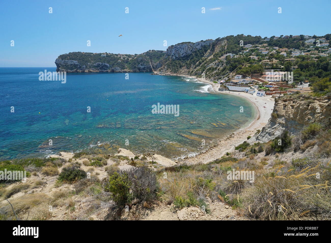 Il paesaggio costiero spiaggia e costa rocciosa a Javea, Cala di Portichol, mare Mediterraneo, Costa Blanca, Alicante, Valencia, Spagna Foto Stock