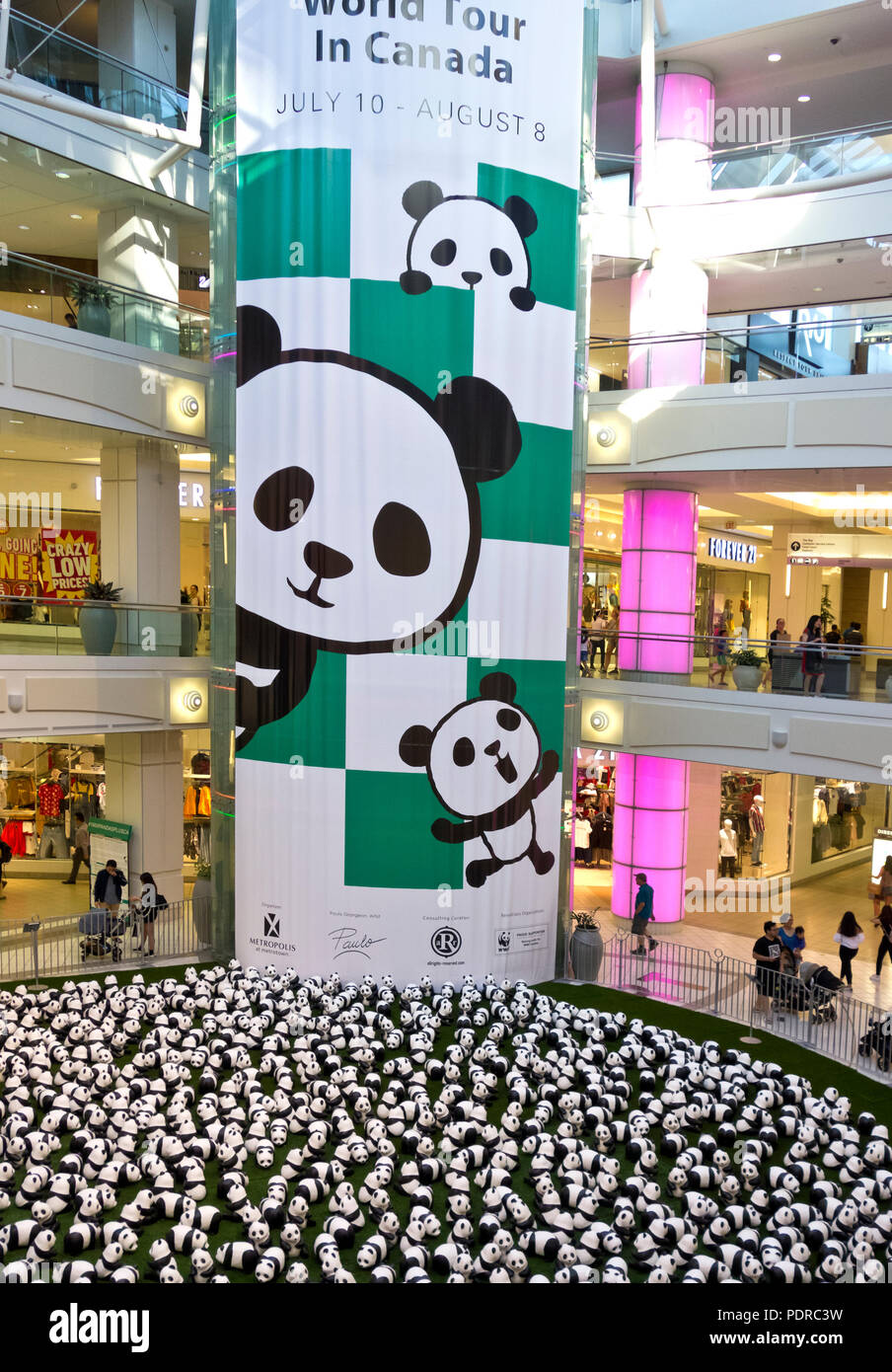 888 papier mache pandas in mostra presso il Centro commerciale Metrotown come parte del Pandas World Tour a Burnaby, British Columbia, Canada Foto Stock