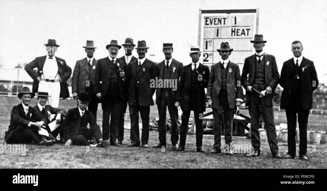 112 Queensland Archivi di Stato 3893 Gruppo a gare Mr R Wilson su estrema sinistra seduta c 1910 Foto Stock
