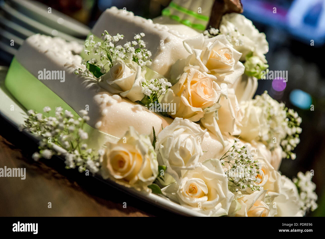Bella torta decorata con rose Foto Stock