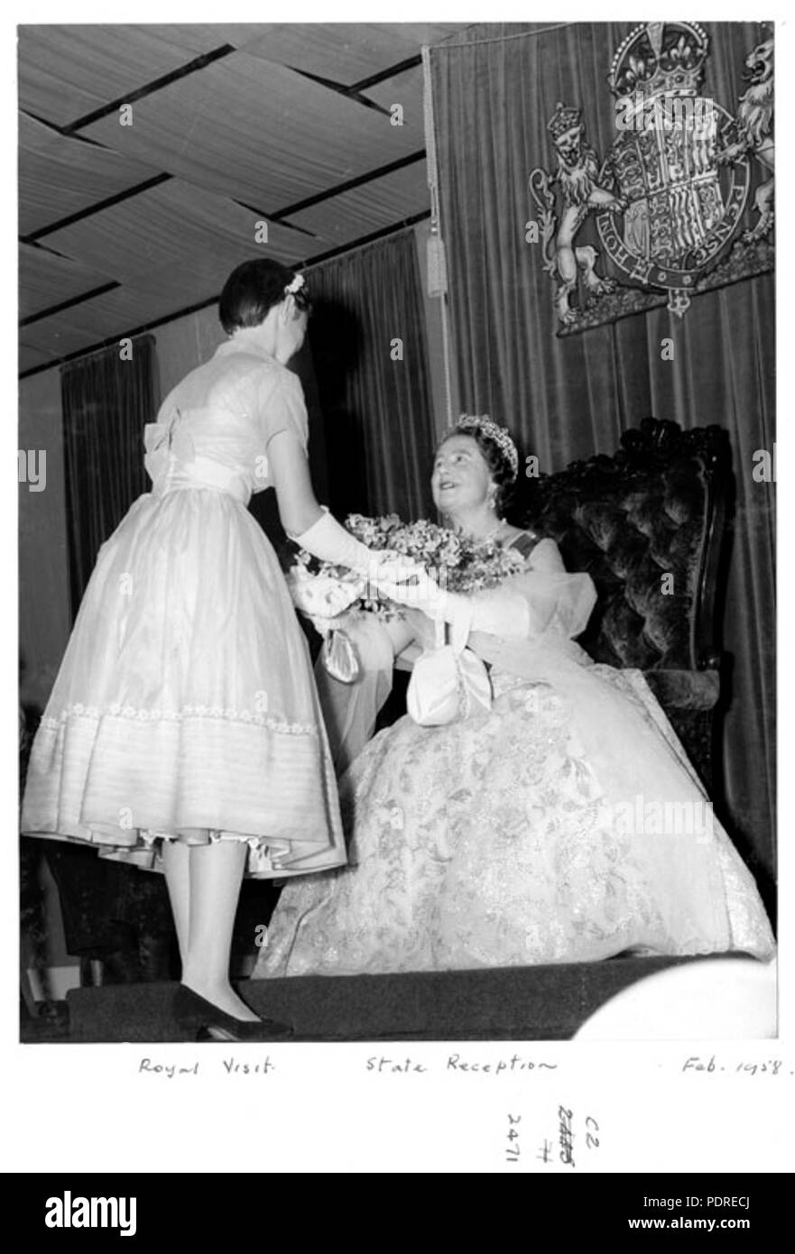 122 Queensland Archivi di Stato 7938 di Sua Maestà la Regina Elisabetta Regina Madre al ricevimento di stato febbraio 1958 Foto Stock