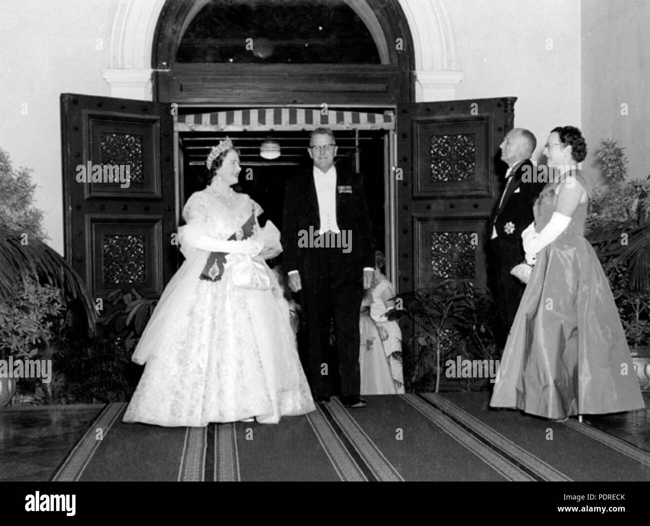 122 Queensland Archivi di Stato 7939 di Sua Maestà la Regina Elisabetta Regina madre e il Premier Nicklin al ricevimento di stato Brisbane Febbraio 1958 Foto Stock