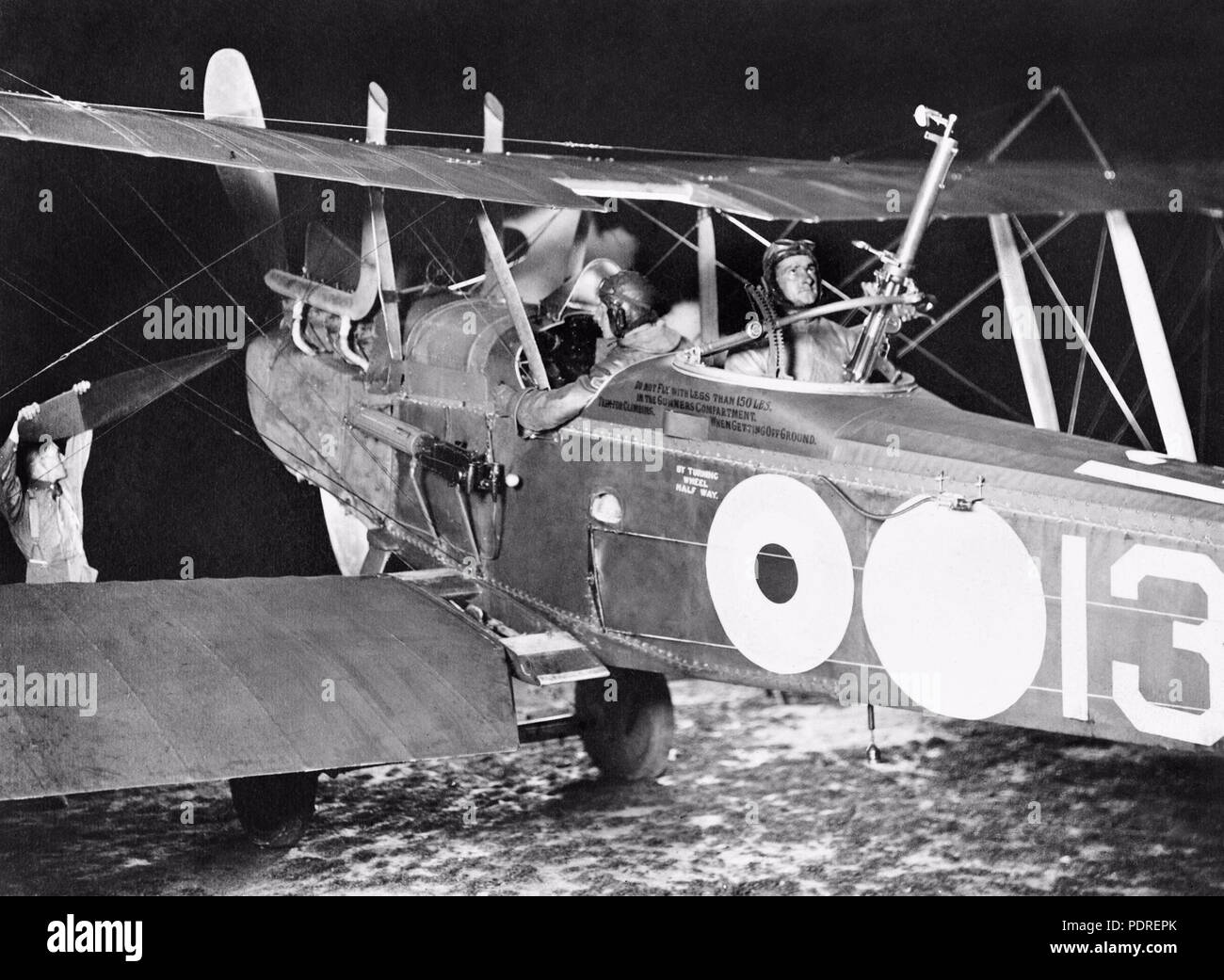 123 R.E.8 di n. 69 (più tardi n. 3) Squadron, Australian Flying Corps preparando per una notte il bombardamento di funzionamento da Savy vicino a Arras Foto Stock