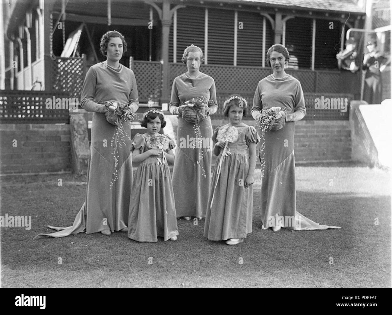 131 10375 SLNSW tre damigelle e due ragazze di fiori Foto Stock