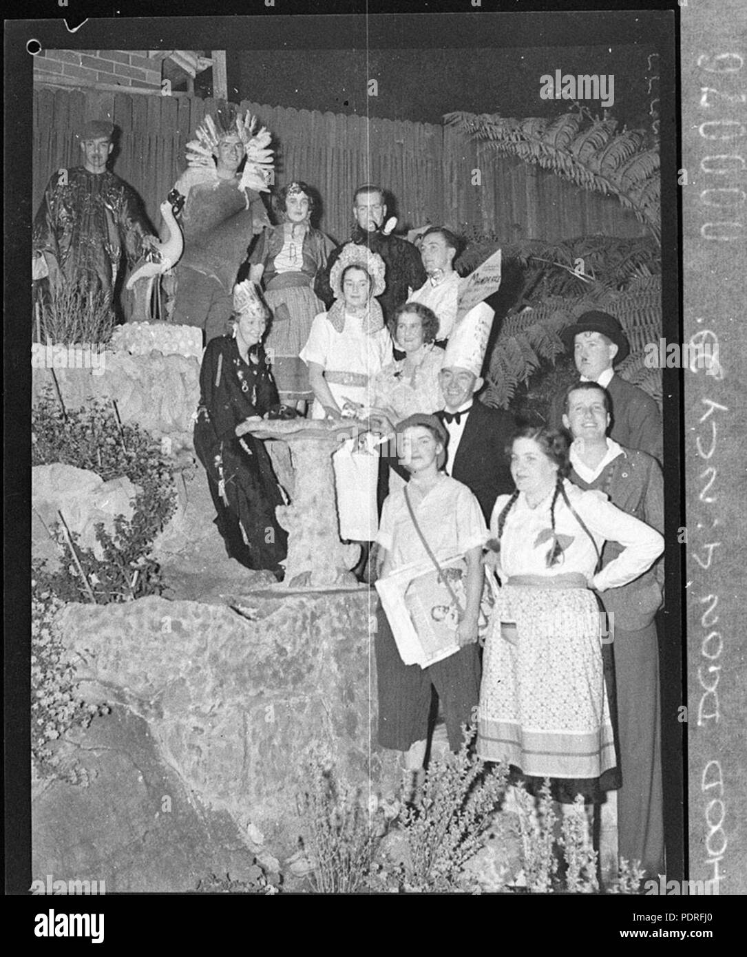 132 11123 SLNSW onorevole Tomalins festa di addio un costume sfera con alcuni costumi nazionali Foto Stock