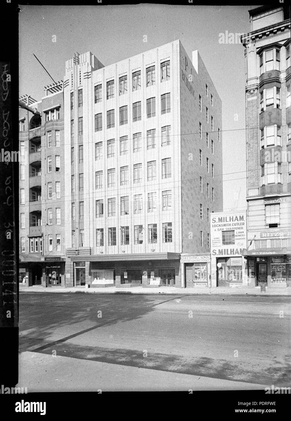 133 11924 SLNSW Alleanza protestante edificio per edificio Publishing Co vista frontale che mostra le due storiche imprese di opposizione di Cheetham e Milham Cutlers negozi minuscoli affiancati Ted Hood 1988 Foto Stock