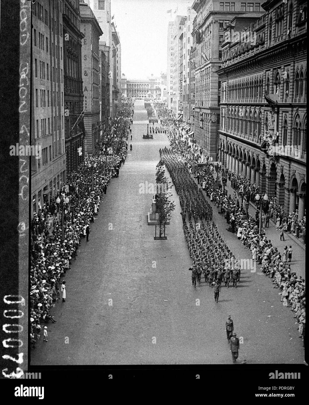 134 SLNSW 12555 2° AIF marciando attraverso Martin Place passando il cenotafio Foto Stock