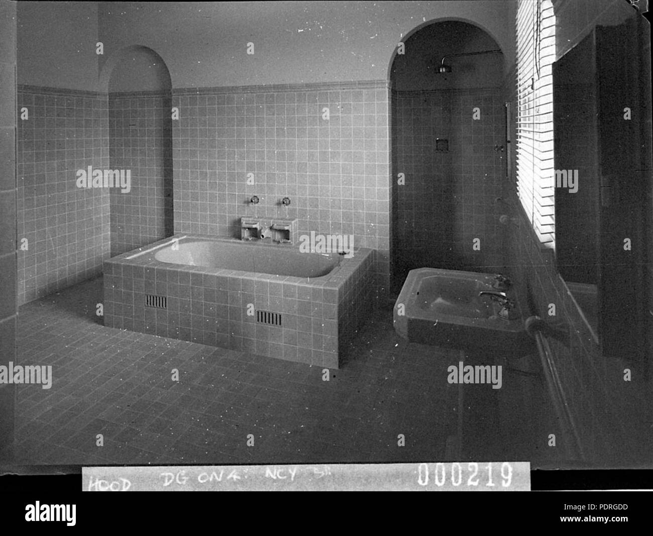 134 SLNSW 12÷13 bagno ospiti con doccia alcova Burnham Thorpe Gordon home del Sig. Woolcott Forbes Foto Stock