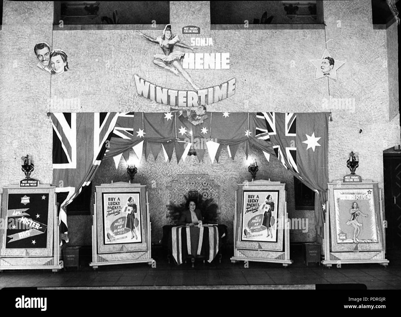 135 13256 SLNSW filmato pubblicità display la pellicola con Sonja Henie in inverno alla conferenza dei direttori teatrali presi per Laurie Foto Stock