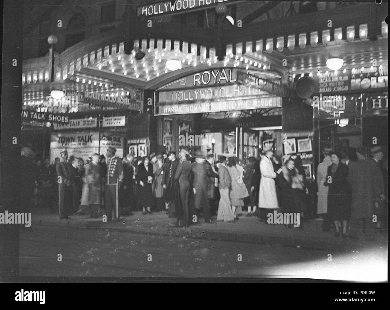 143 23977 SLNSW apertura notturna Hollywood Hotel Revue presi per gualchiere teatri Ltd Foto Stock