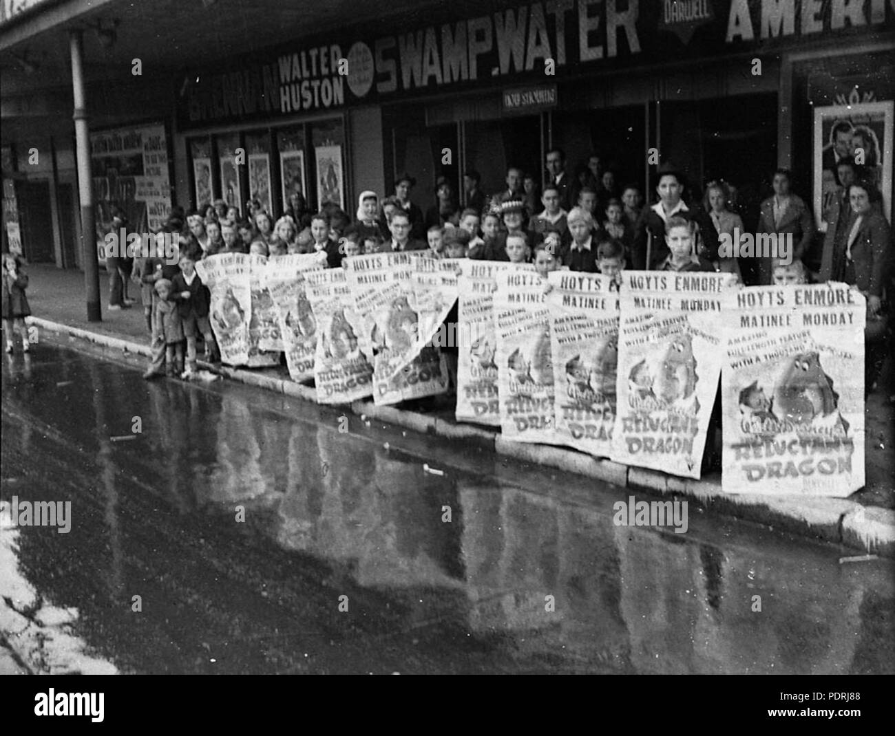 144 SLNSW 25025 bambini tenere poster pubblicità Walt Disneys riluttanti dragon Enmore Theatre Foto Stock