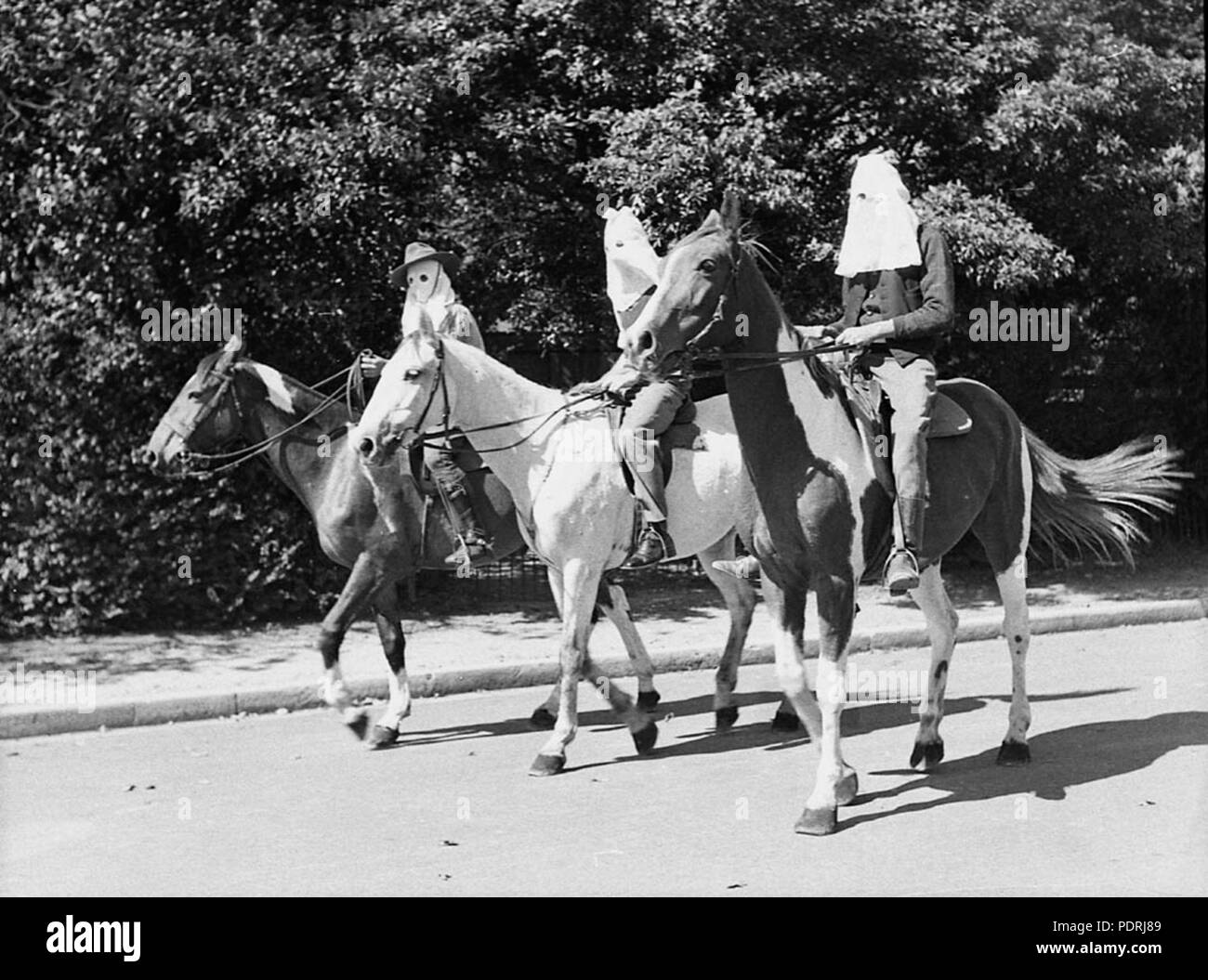 144 25041 SLNSW Cavalieri e cavalli presi per Capitol Theatre Foto Stock