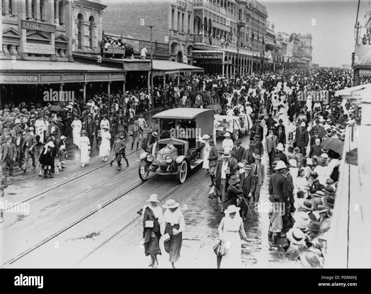109 Queensland Archivi di Stato 2975 processione in sostegno della I Guerra Mondiale attraverso Queen Street Brisbane 1917 Foto Stock